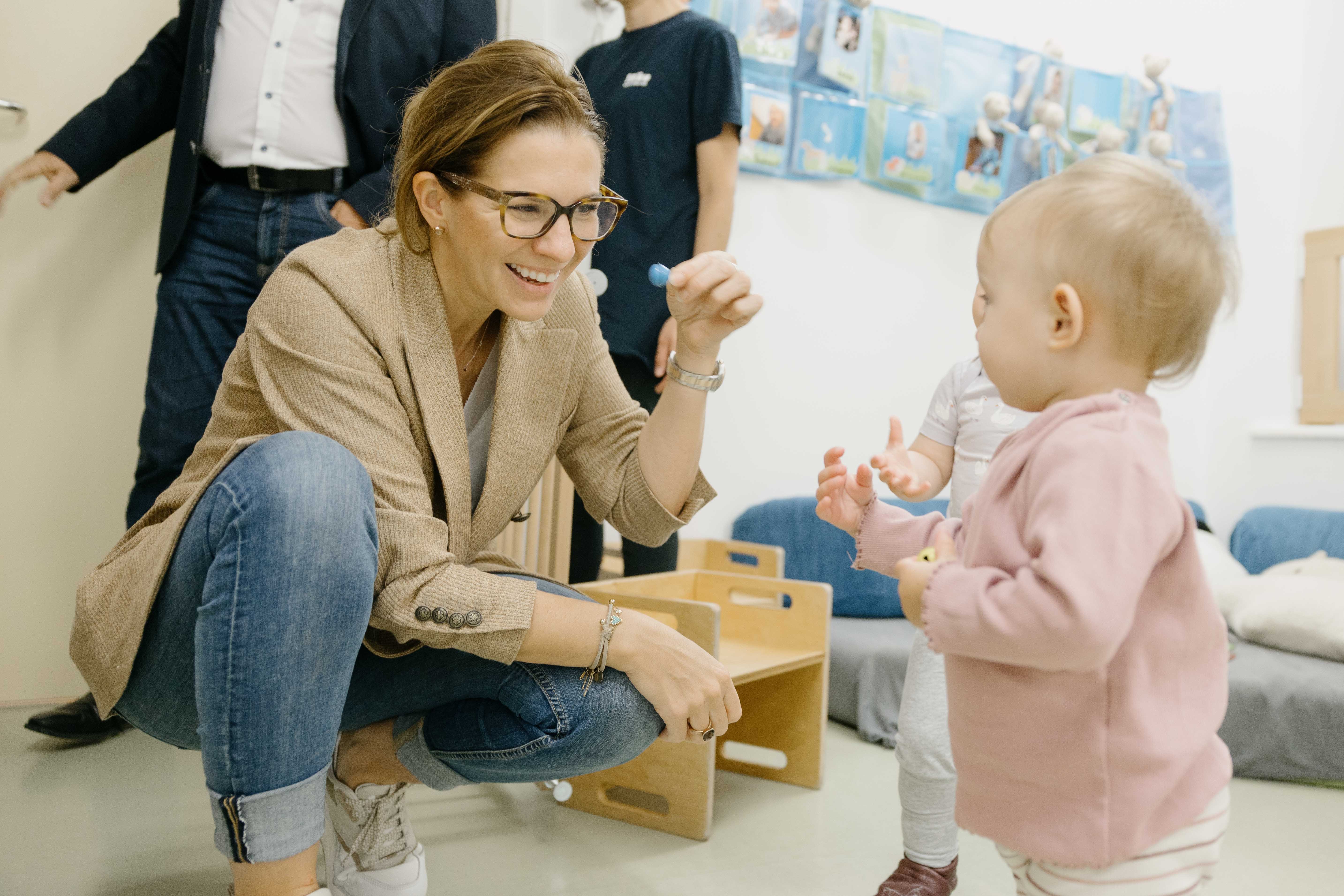 Bürgermeistern Carmen Jeitler-Cincelli bei !Biku Kindertreff Schaukelpferd