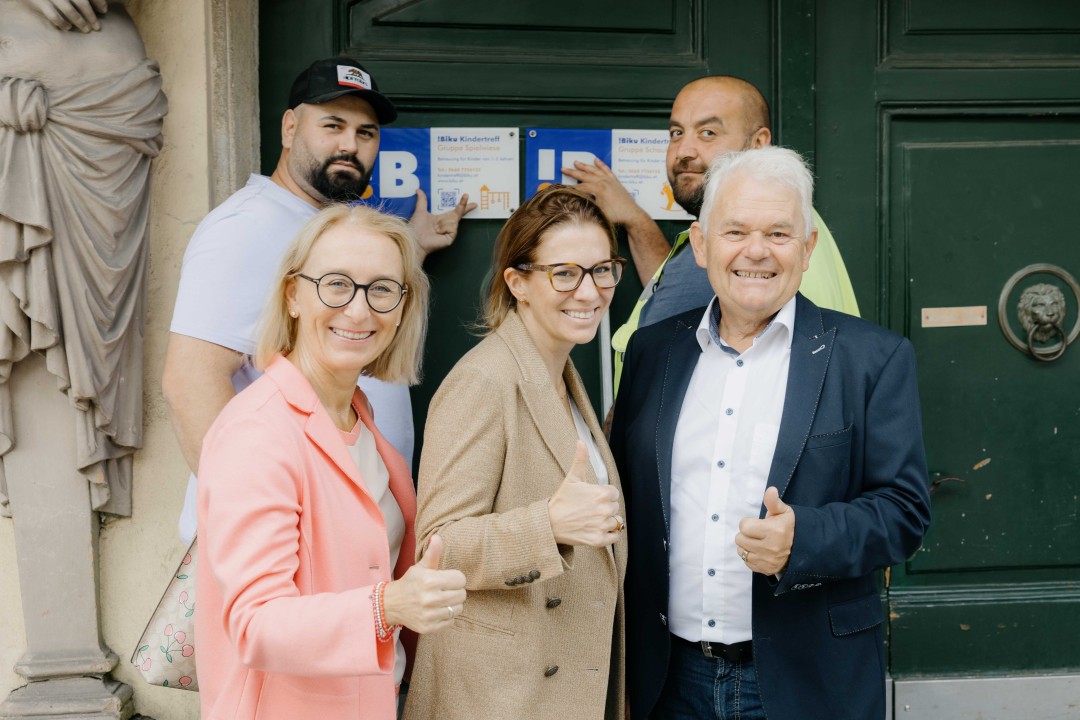 Bürgermeistern Carmen Jeitler-Cincelli bei !Biku Kindertreff Schaukelpferd