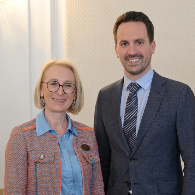 Mag.a. Elisabeth Fuchsbauer mit Bundesminister Wiederkehr